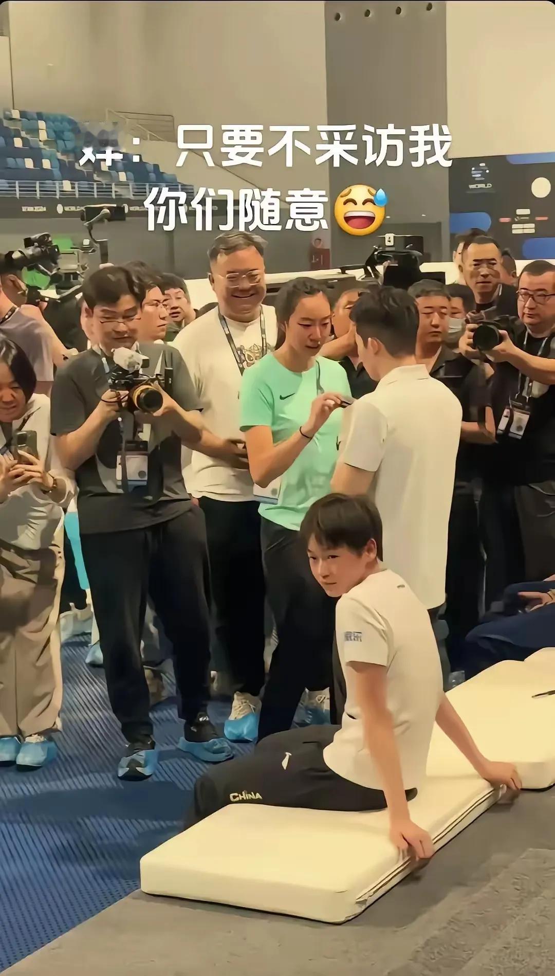 你敢相信吗？全红婵的举动太让人心疼了！

第一，满身伤痛，只能坐着才舒服。
第二
