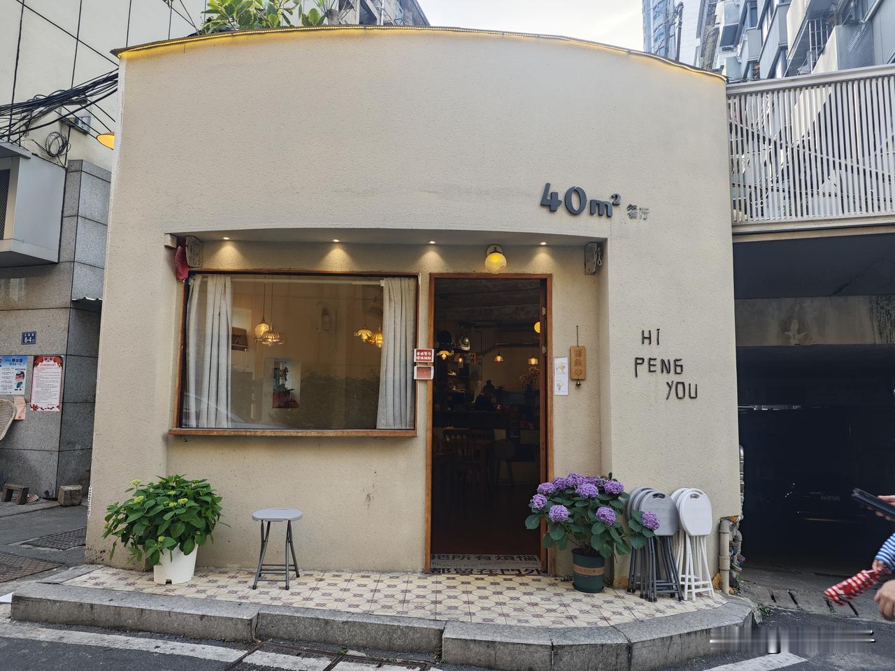 从太阳巷缓步踱至贤南路，这条藏在东街口烟火深处的街巷，是福州独有的咖啡秘境，亦是