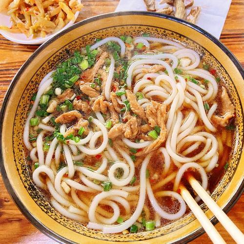 上饶人把山里的鲜味，都揉进了烟火气里。

清晨先去铅山烫粉，骨头汤现烫的米粉，浇