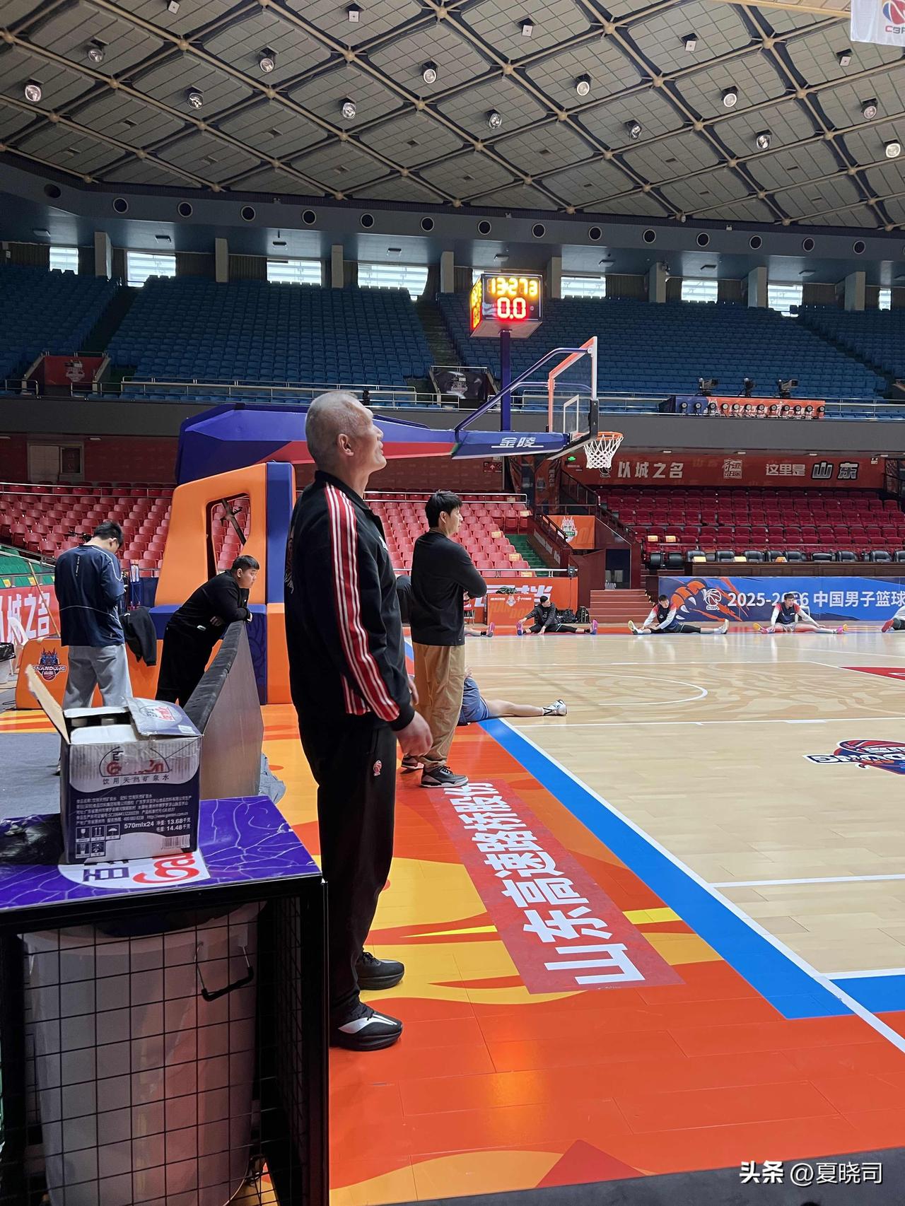 山东男篮大外援琼斯脚部有伤，是拉伤了，还在恢复中，预计对阵浙江男篮会继续比赛，但