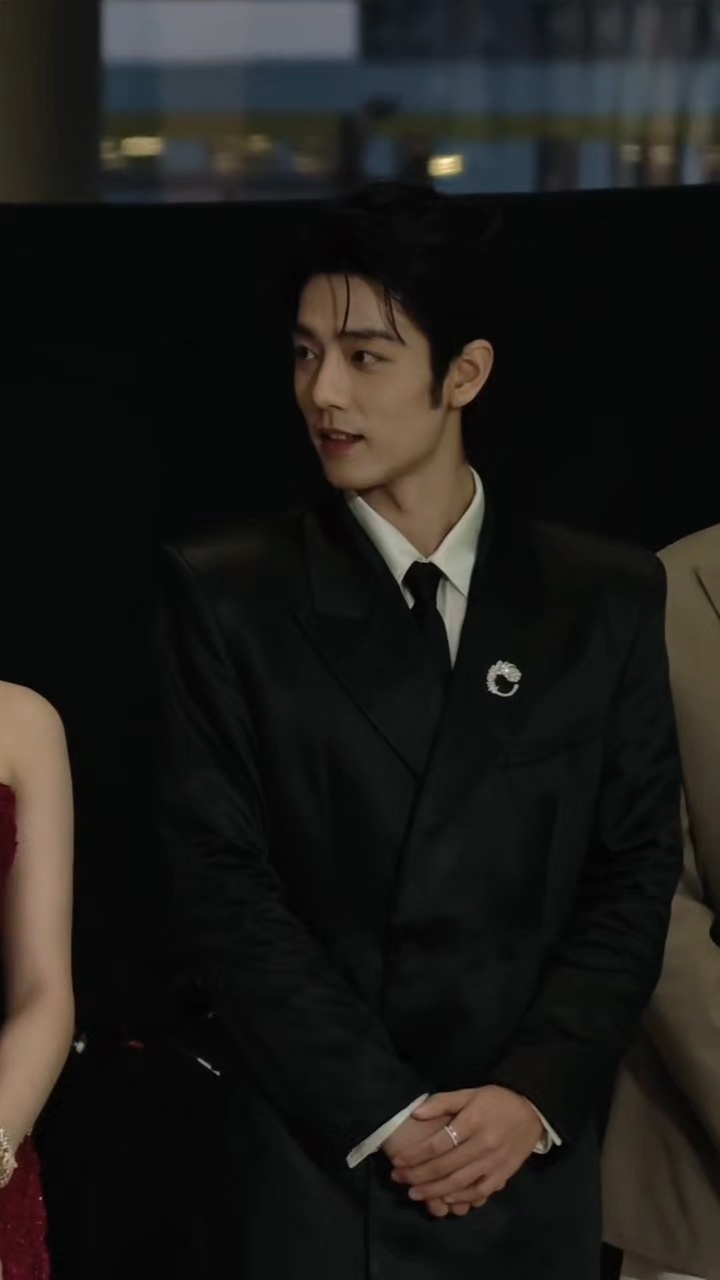 肖战白玉兰红毯生图状态，和藏海传剧组一起走红毯，张婧仪和肖战的同框真的太亮眼了，