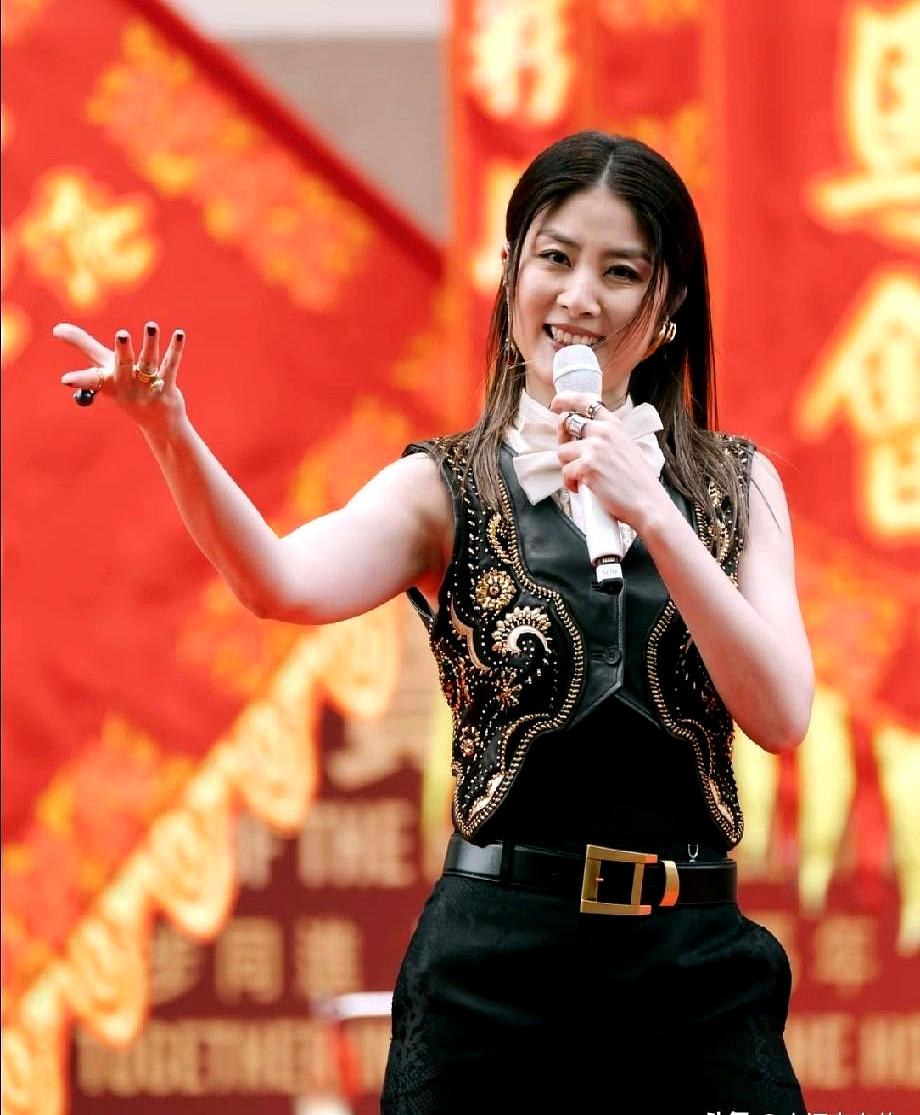 说实话，陈慧琳这状态是不是有点“离谱”了？
都54岁的人了，前几天在香港沙田赛马