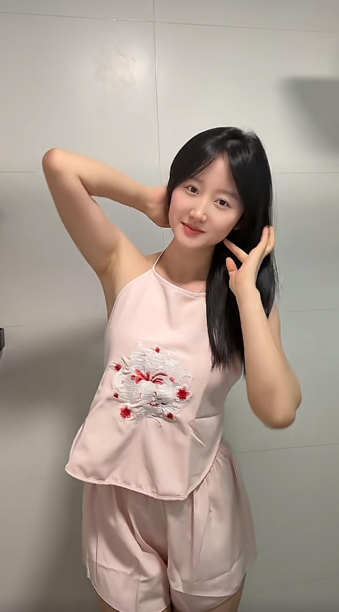 还得是先辈的审美，这谁不想去解开这小肚兜呢[大笑]美女人像群 肚兜