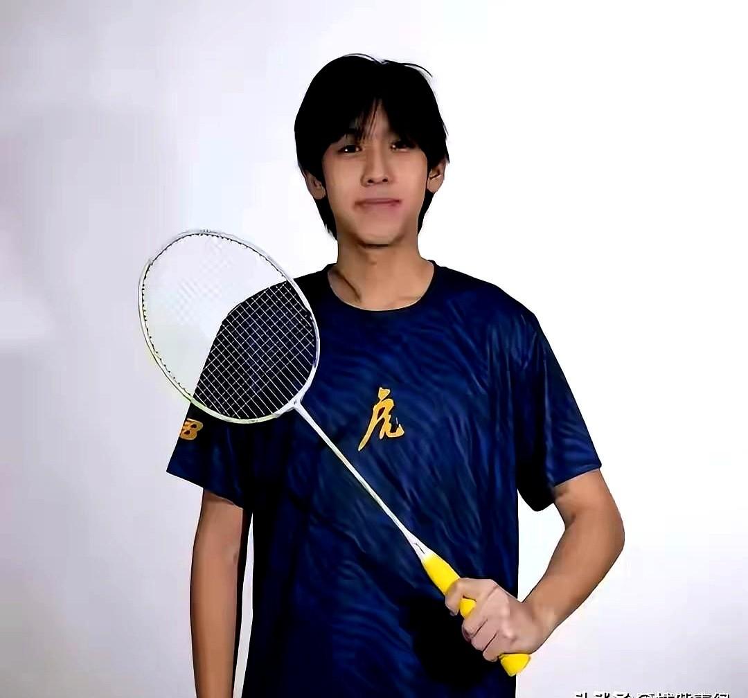 Kimi出现在演唱会现场，戴着口罩但眉眼依旧像父亲。

今年16岁，身高已超18