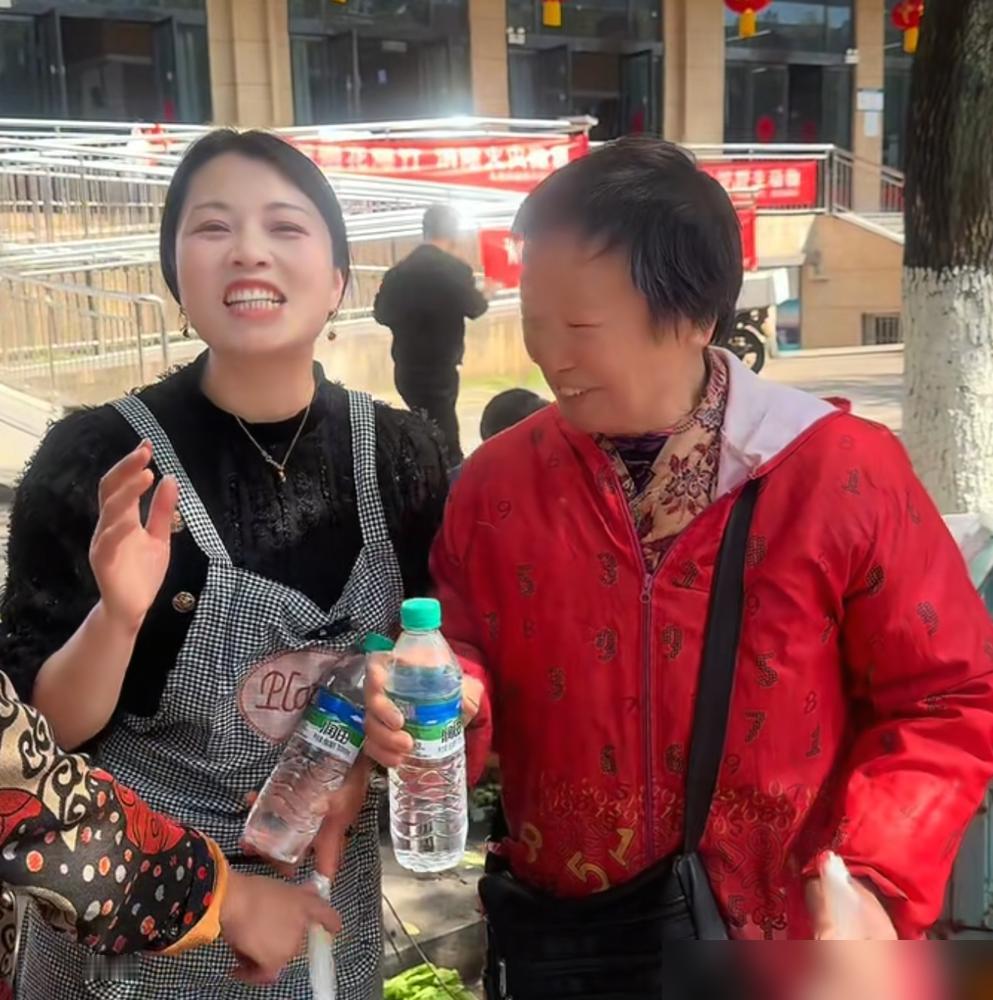 一枝梅离婚内幕：生不出儿子，竟主动让位？
 
她五年五次试管，生了仨女儿却被骂。