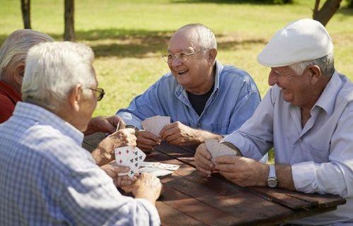 一是健康的底子。不用子女端汤喂药，自己能拄着拐杖遛弯，看太阳升起时打个哈欠，这种