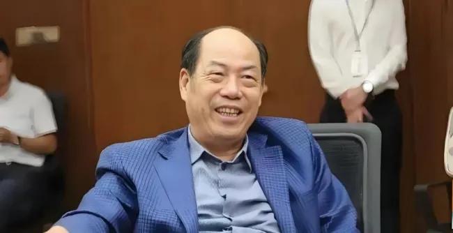 看到许家印现状，还是碧桂园老板杨国强最聪明！同样是万亿规模房企爆雷，结局天差地别