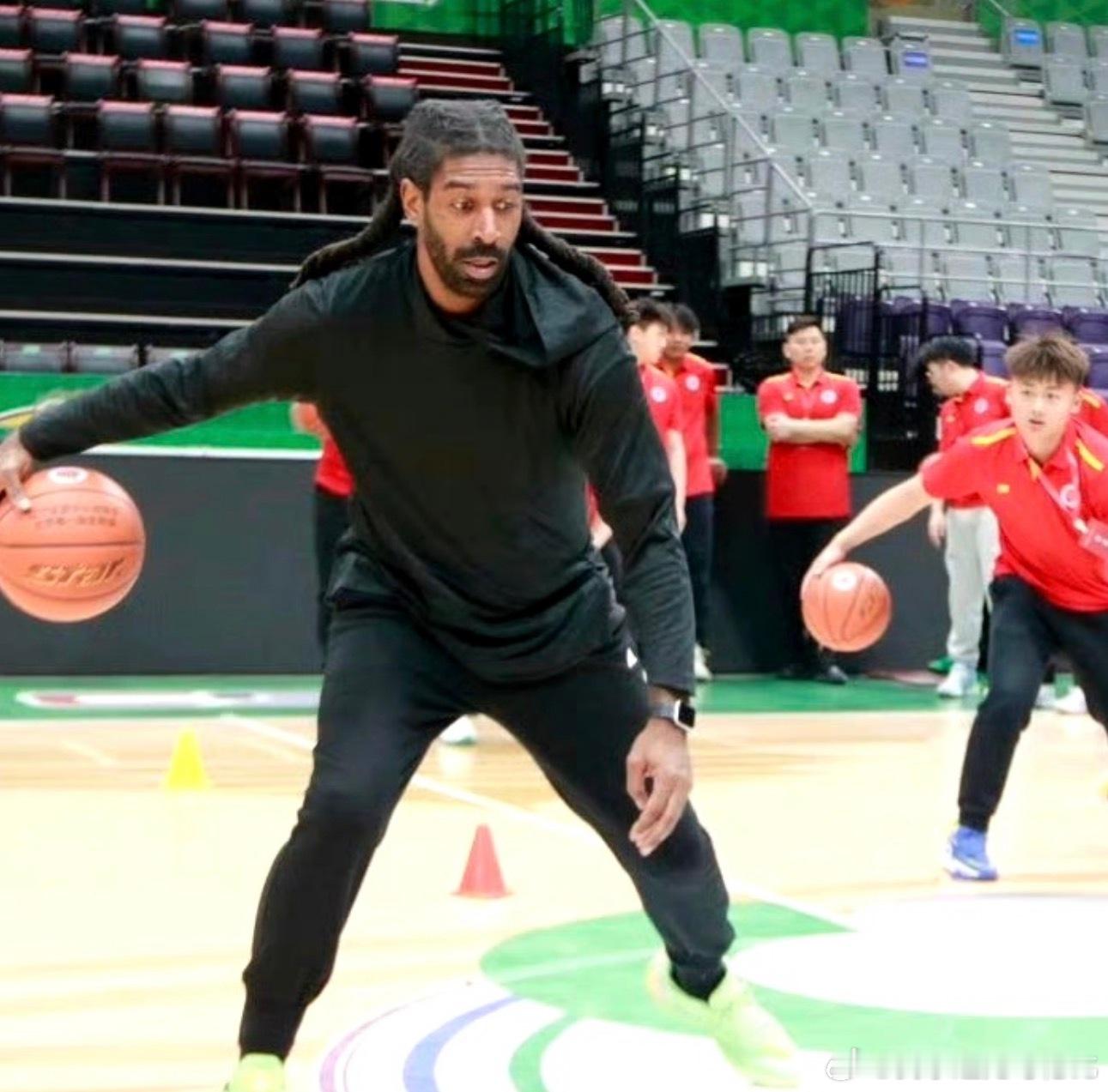 因续约谈判不顺利梅奥教练已经决定离开辽宁青训，他正在考虑去广东一所学校担任教练 