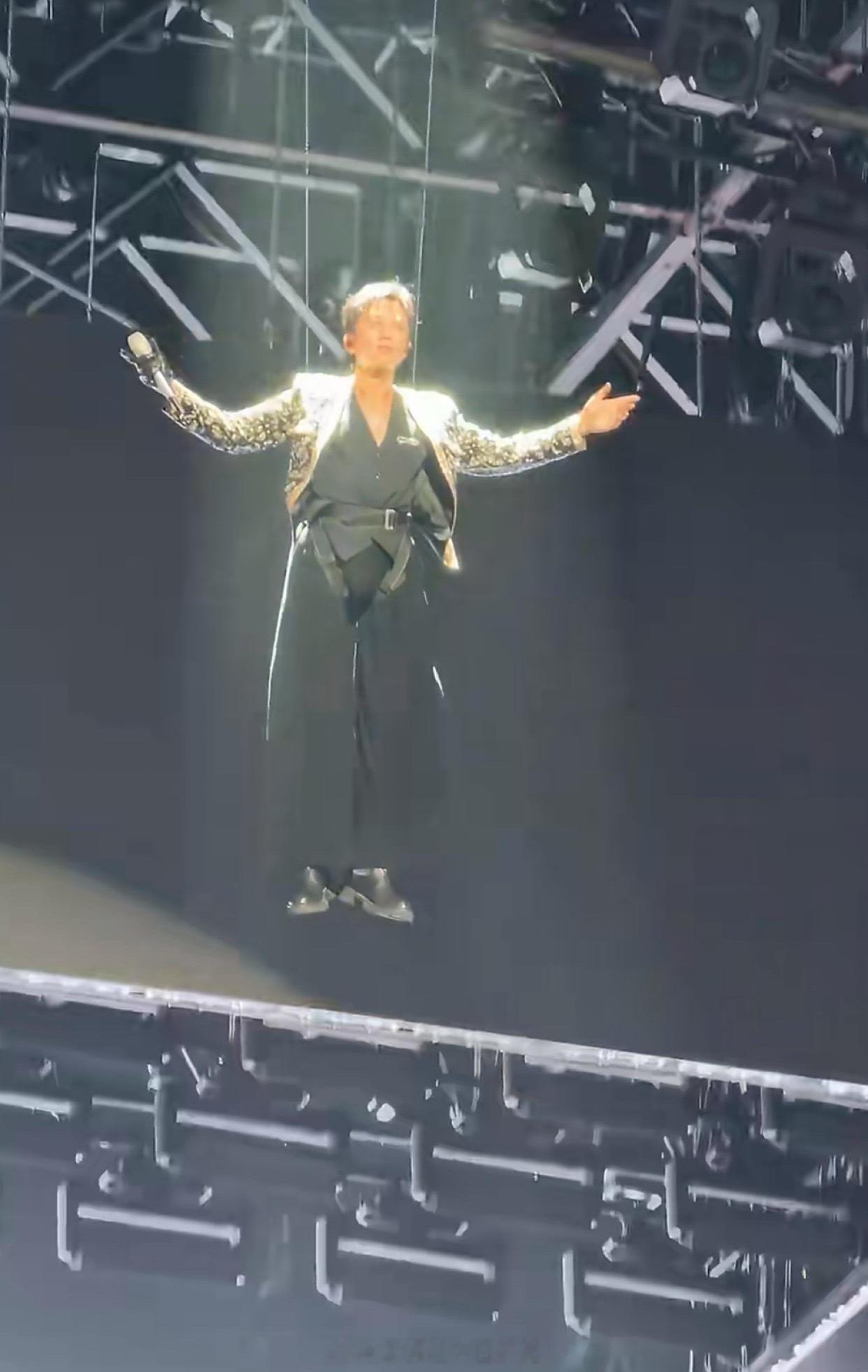 邓超这威亚吊得也太尴尬了，三角区这么强，网友看得都不好意思了。 