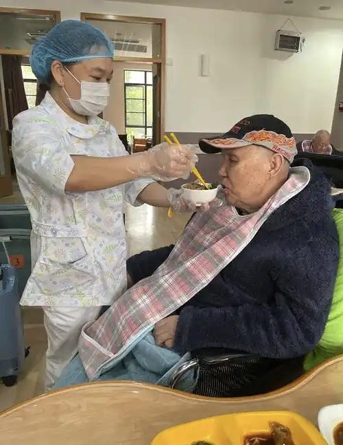 杭州，一对母女。母亲是74年的，女儿96年的，两个人都在做护工。有人说:干这行不