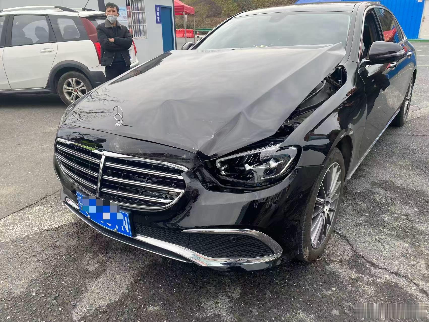 多么好的一台奔驰E260就是因为一次追尾事故 女车主也没管 也不懂当时直接拖去4