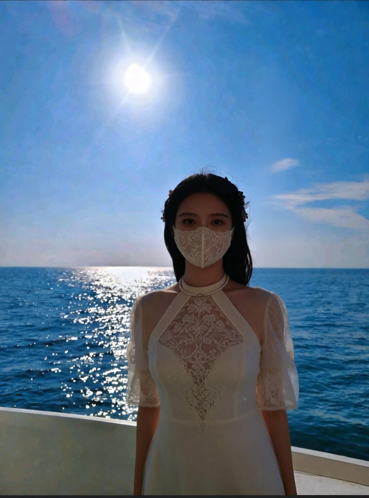 穿着这身白色的蕾丝连衣裙出海，蓝天陪衬，太美啦！