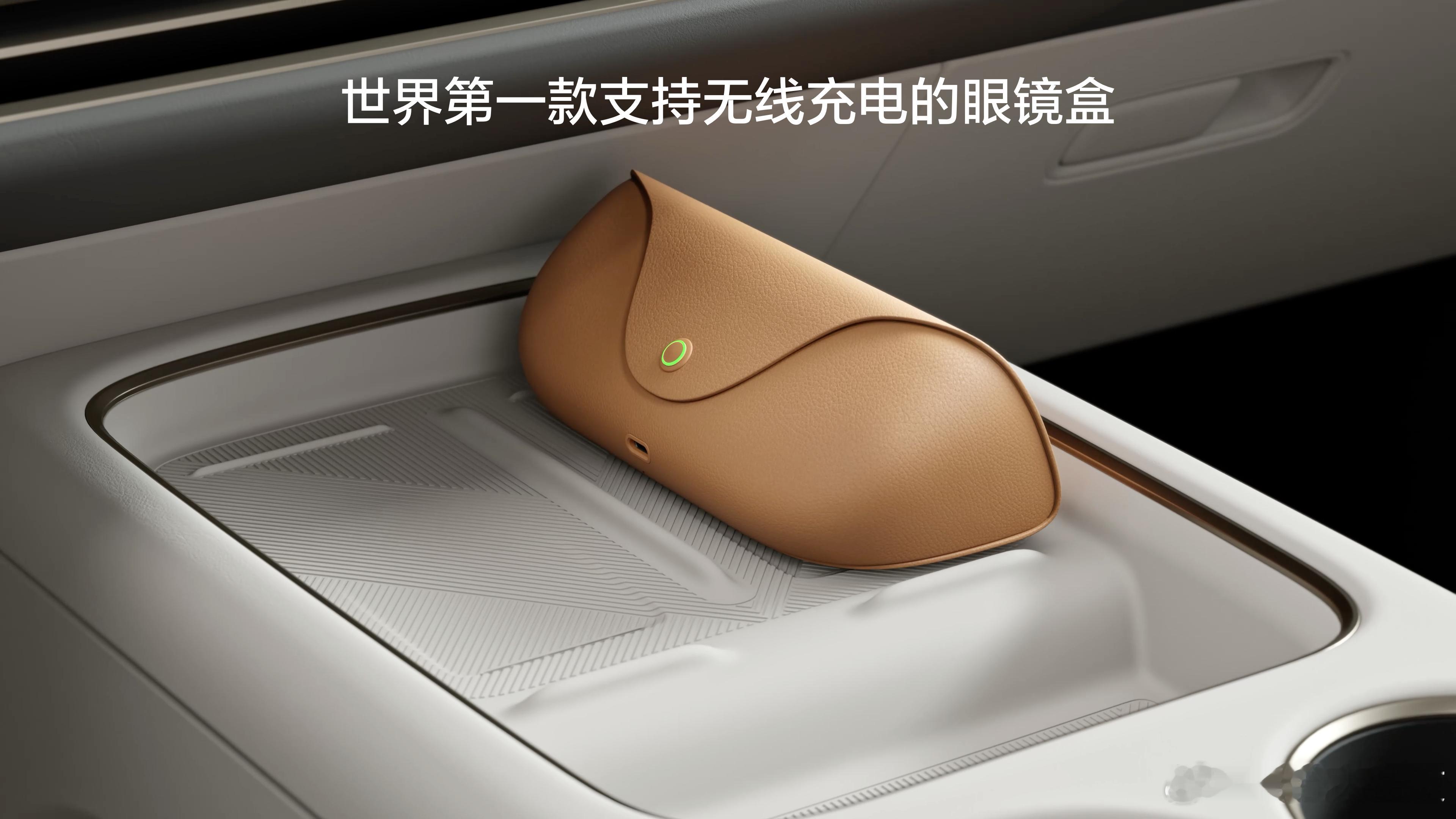 理想AI眼镜Livis这个是真的好啊，眼镜可以直接在车上无线充！