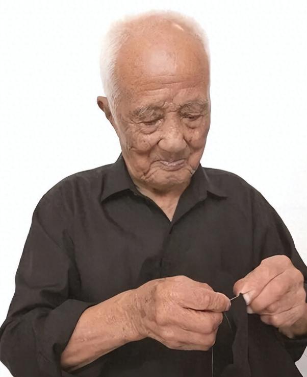 简直不敢相信！8月29日杭州日报报道，浙江瑞安，106岁的王老爷子凌晨一点起床，