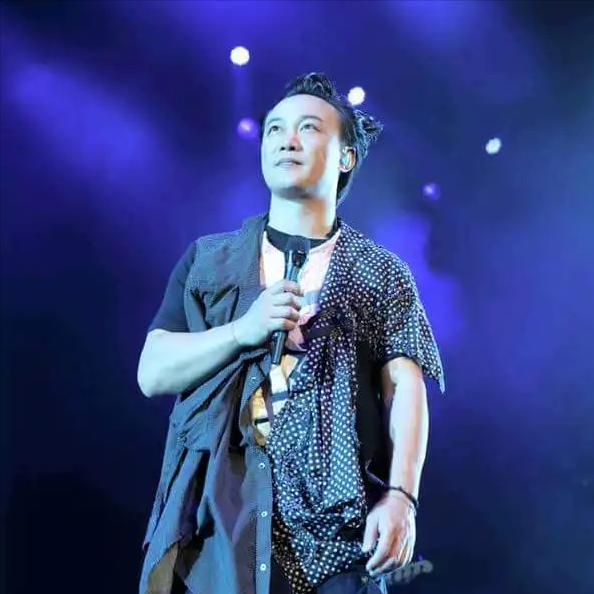 歌手，陈奕迅，到北京开演唱会，吕长春来了，这是臧天朔的马仔，威胁陈奕迅说，这是谁