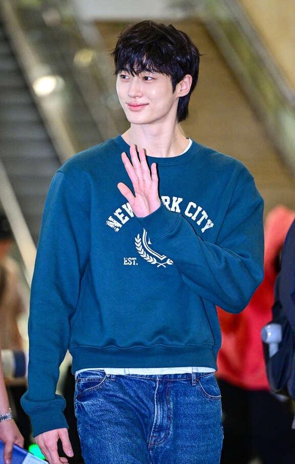 9.4 边佑锡金浦✈️横滨新闻图📸卷毛大男孩😍
byeonwooseok 边
