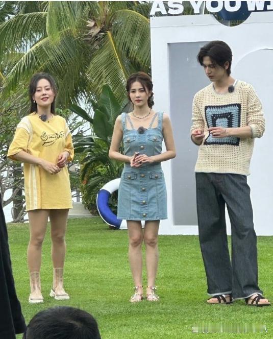 这条牛仔裙设计独特，但价格却出乎意料地高 