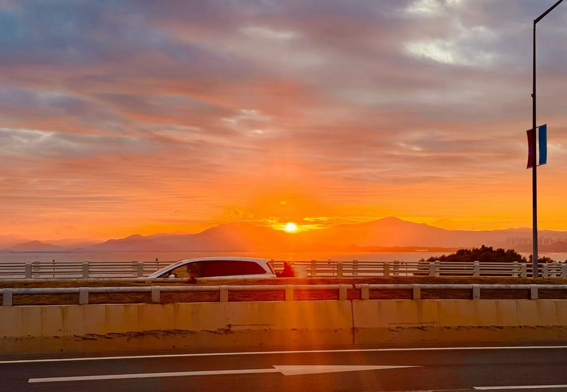 努力克制自己的反驳欲，学会赞美和闭嘴。 