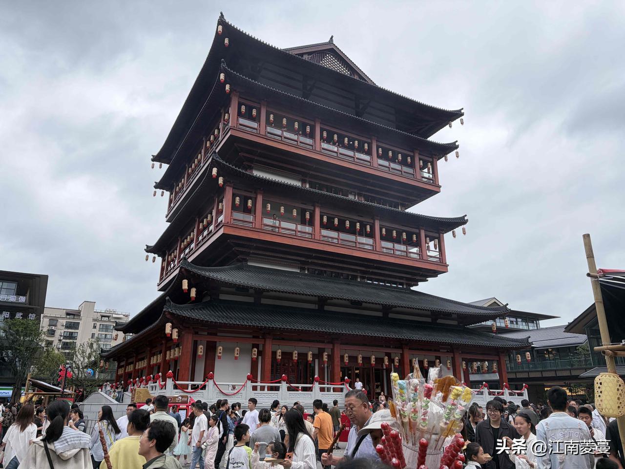国庆来临安，别错过吴越里。飞檐翘角的文昌阁矗立街区，古韵十足，随手一拍便是国风大