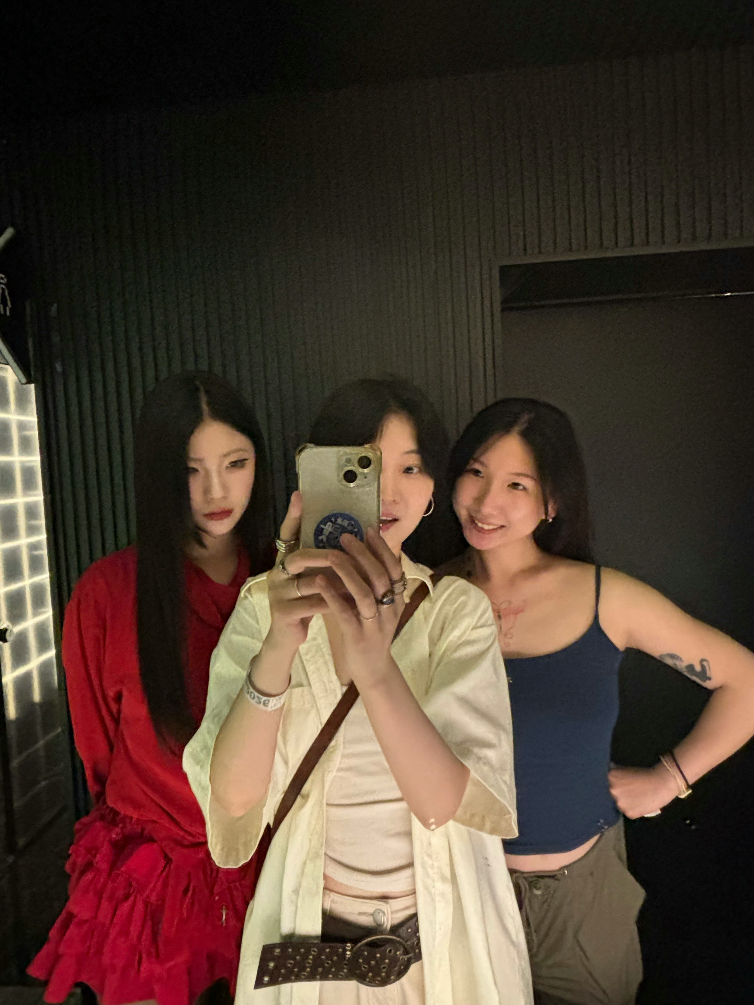 昨晚去看法国组合的演出，演完走到亮处才发现我们仨穿的蓝白红🇫🇷太有默契了 