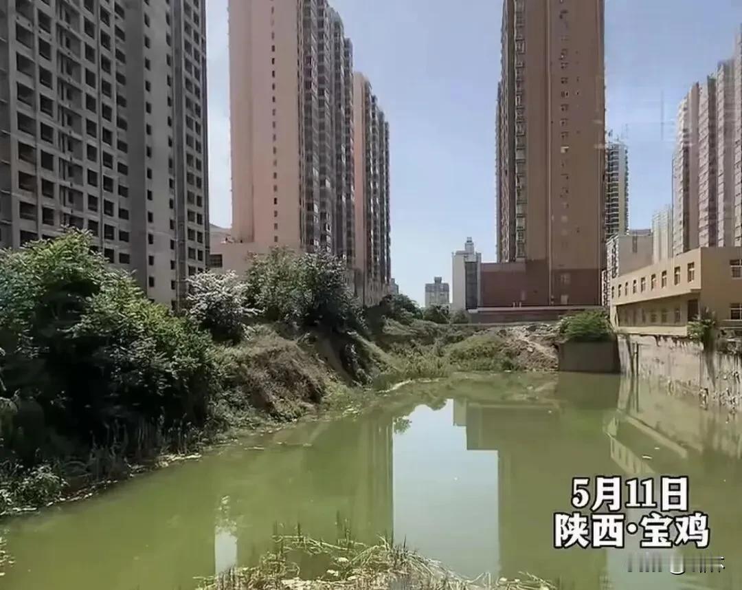 业主直呼受不了！烂尾楼旁基坑变 “深水塘”，谁来管？
据业主爆料，自家小区旁边有