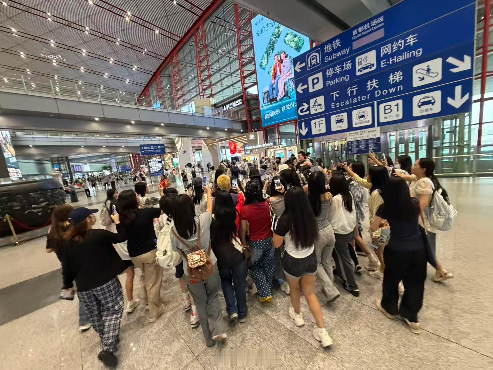岳哥和正哥一起落地的北京 然后一堆粉丝就蜂拥过来了我说你是不是被挤出来了岳哥说是