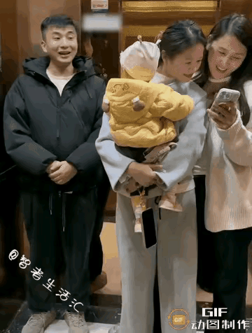 晒图笔记大赛小伙子看着宝妈怀里的宝宝很可爱，逗小宝贝，宝贝开心的和小伙子眼神互动