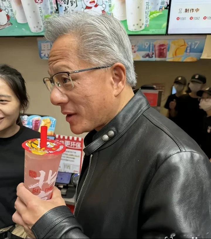 也是好起来了，真科技大佬的同款蜜桃四季春黄仁勋黄仁勋北京街头喝蜜雪冰城
