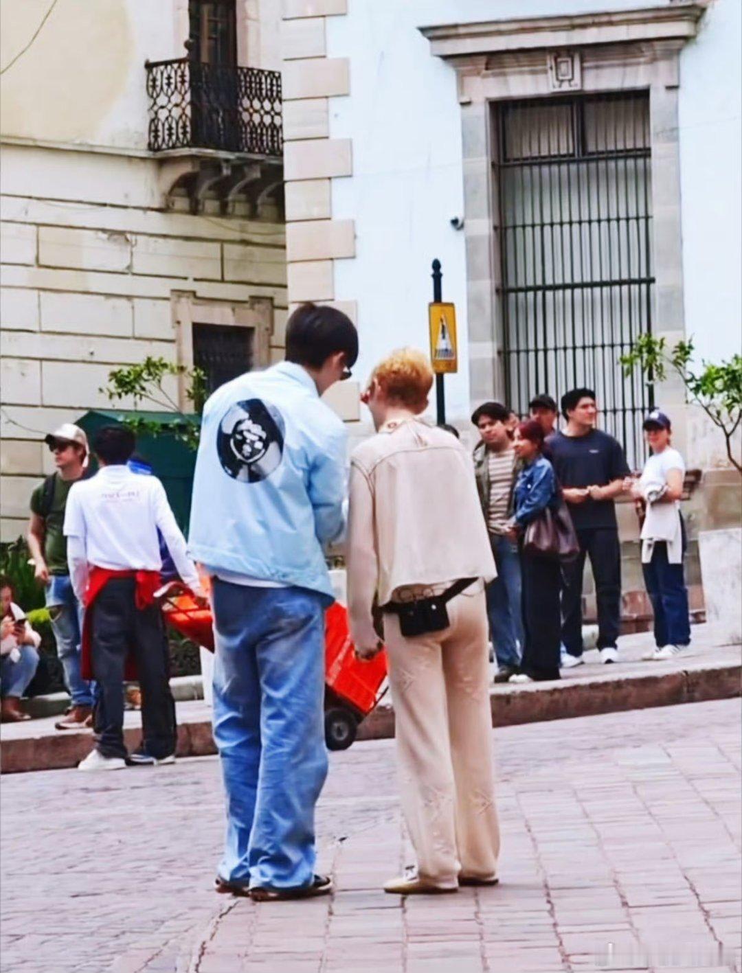 王星越花少骑士跪拍照王星越骑士跪给吴君如拍照花儿与少年 墨西哥路透里王星越一直跟