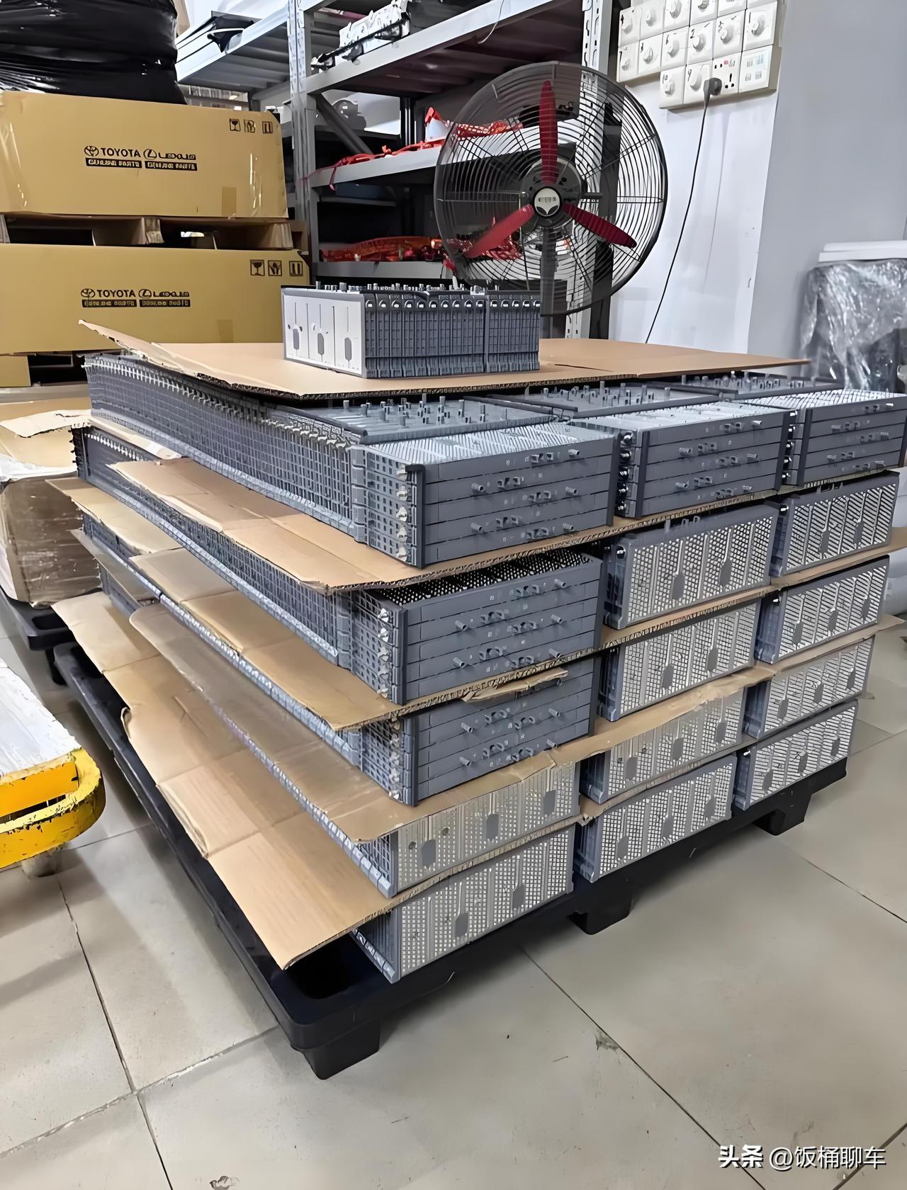 混动汽车是很多人喜欢的，动力好又省油，能做到一箱油可以跑大半个月的优势。

在混