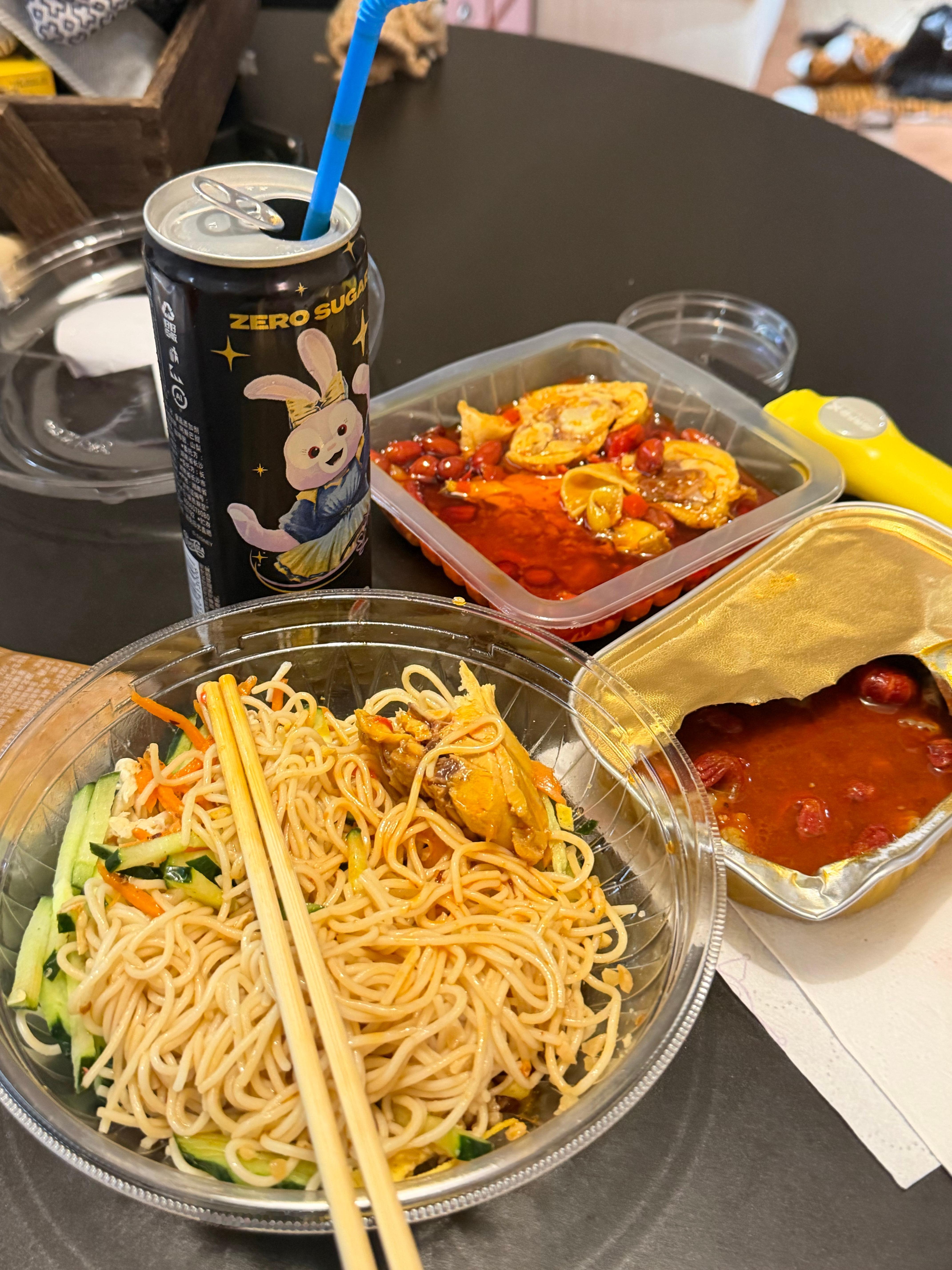 小🐘鸡丝凉面配红油鸡也好好吃 
