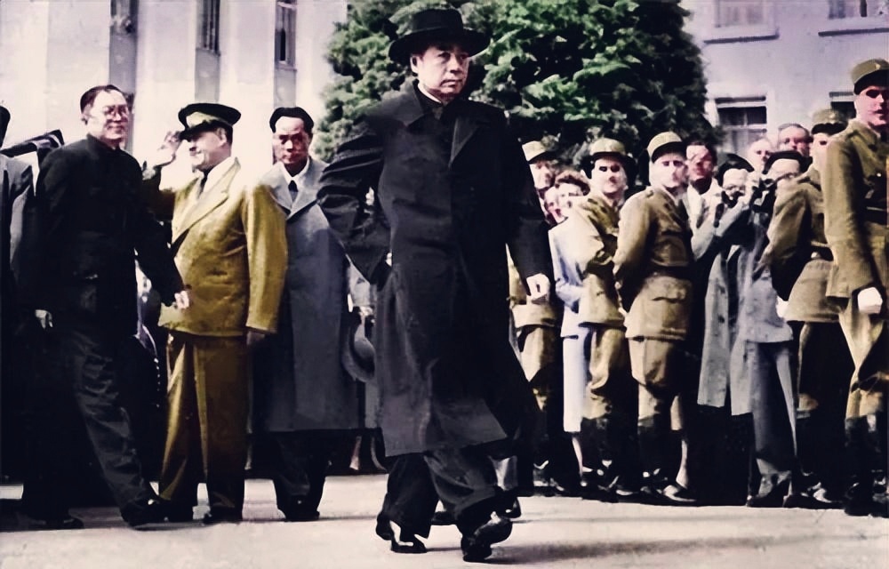 珍贵照片: 周总理阔步向前！