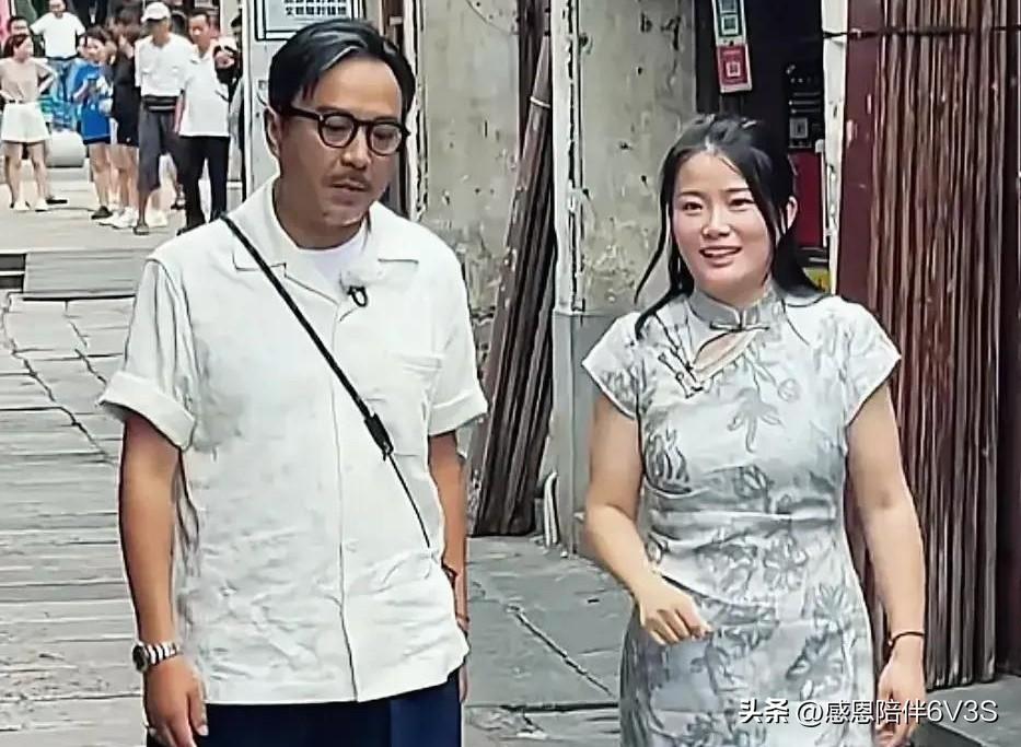 昔日舞台的台柱子，如今摇身一变成为老街大爷？汪涵这股松弛感，着实让我羡慕不已！