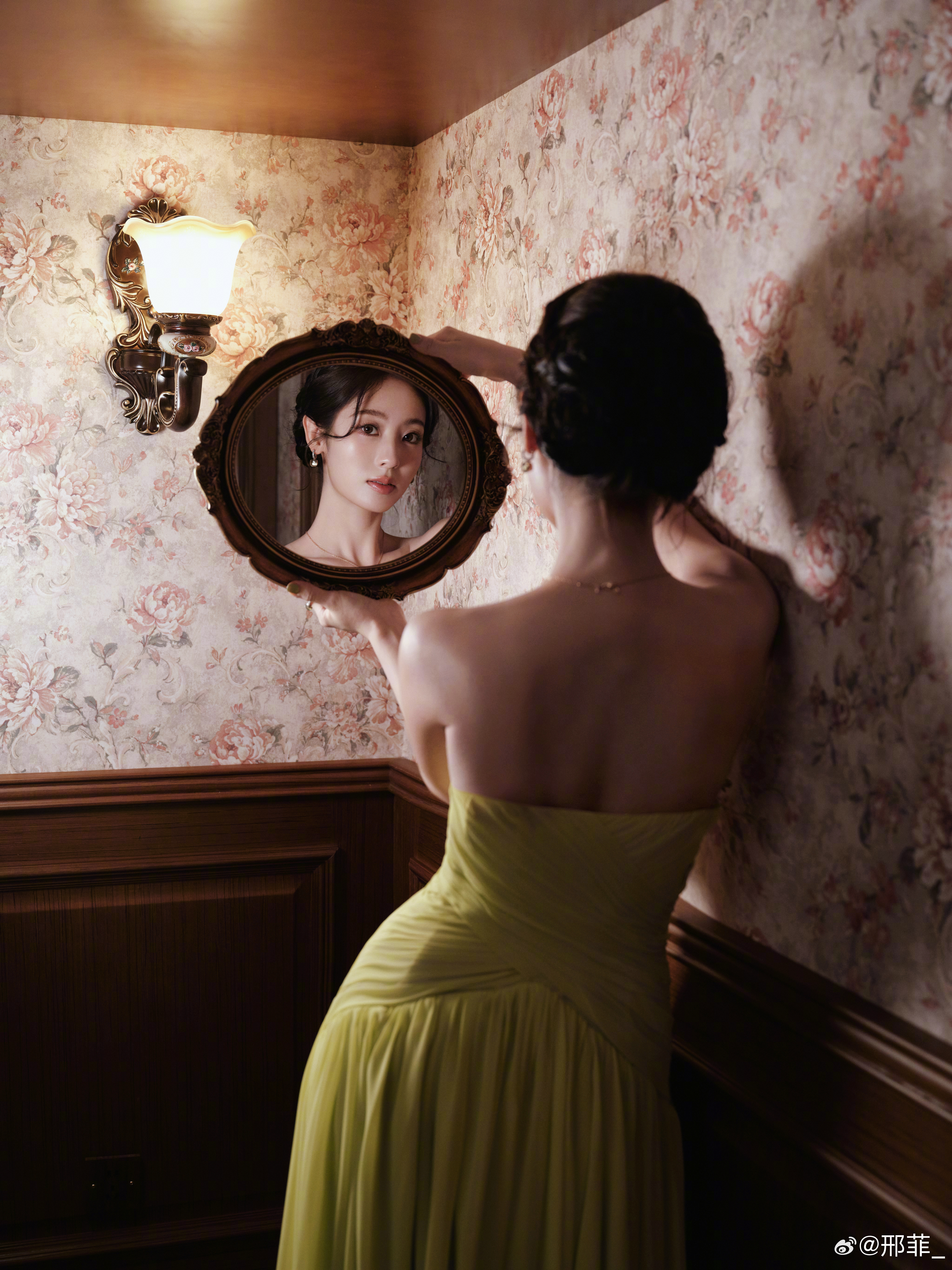 邢菲 荧光绿裙裹着星光碎钻，眼底是藏不住的温柔锋芒。 