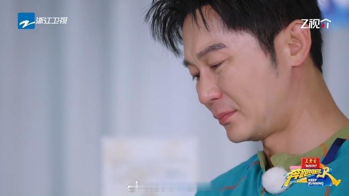 大黑牛低头跟字条较劲，抬头想悄悄抹泪，结果头顶镜头“biu”一下出现——他那个愣