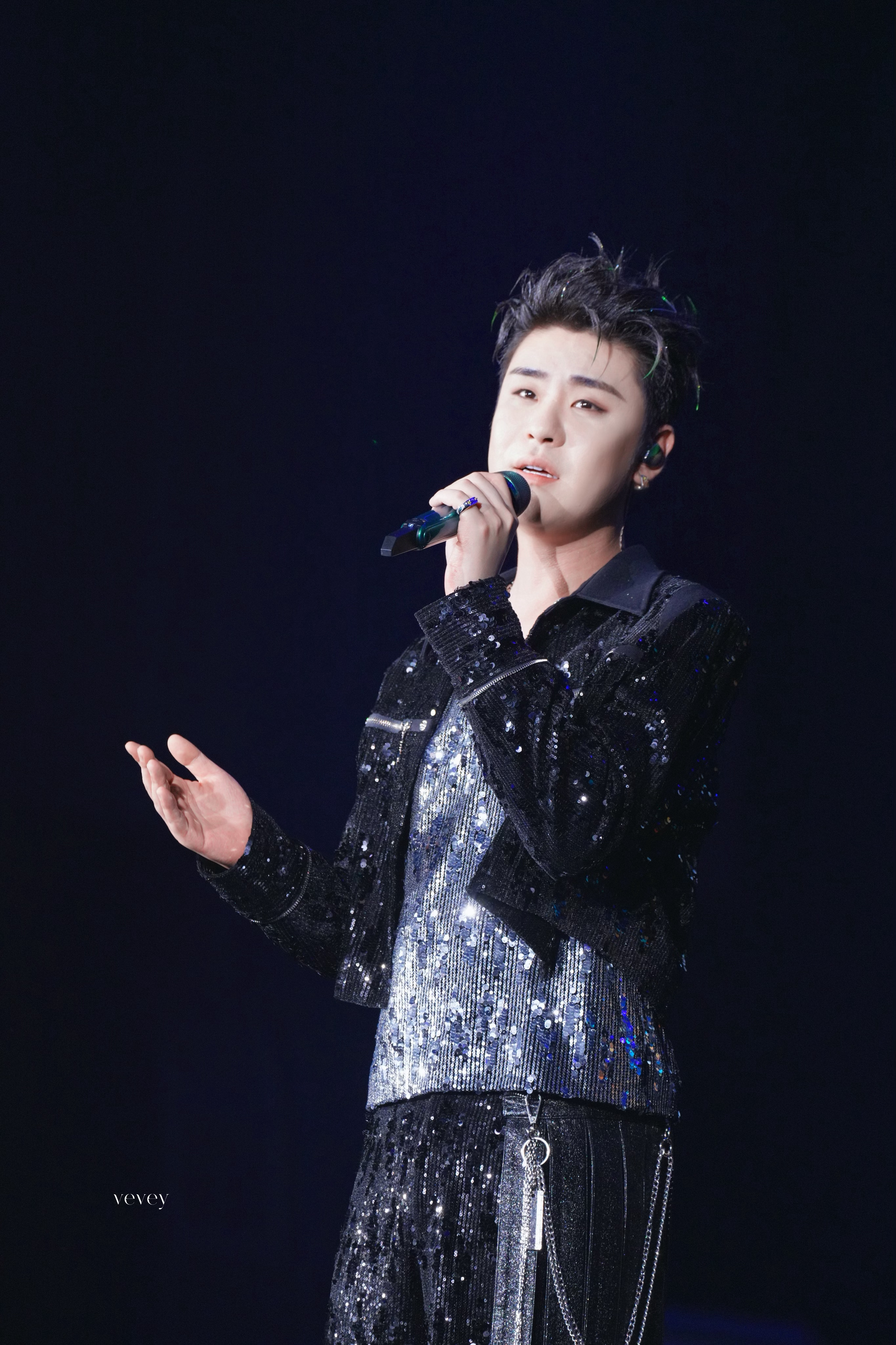 张云雷靠近你天津演唱会张云雷歌曲洞房 你在我的屏幕里，触手可及却也遥不可及，但却