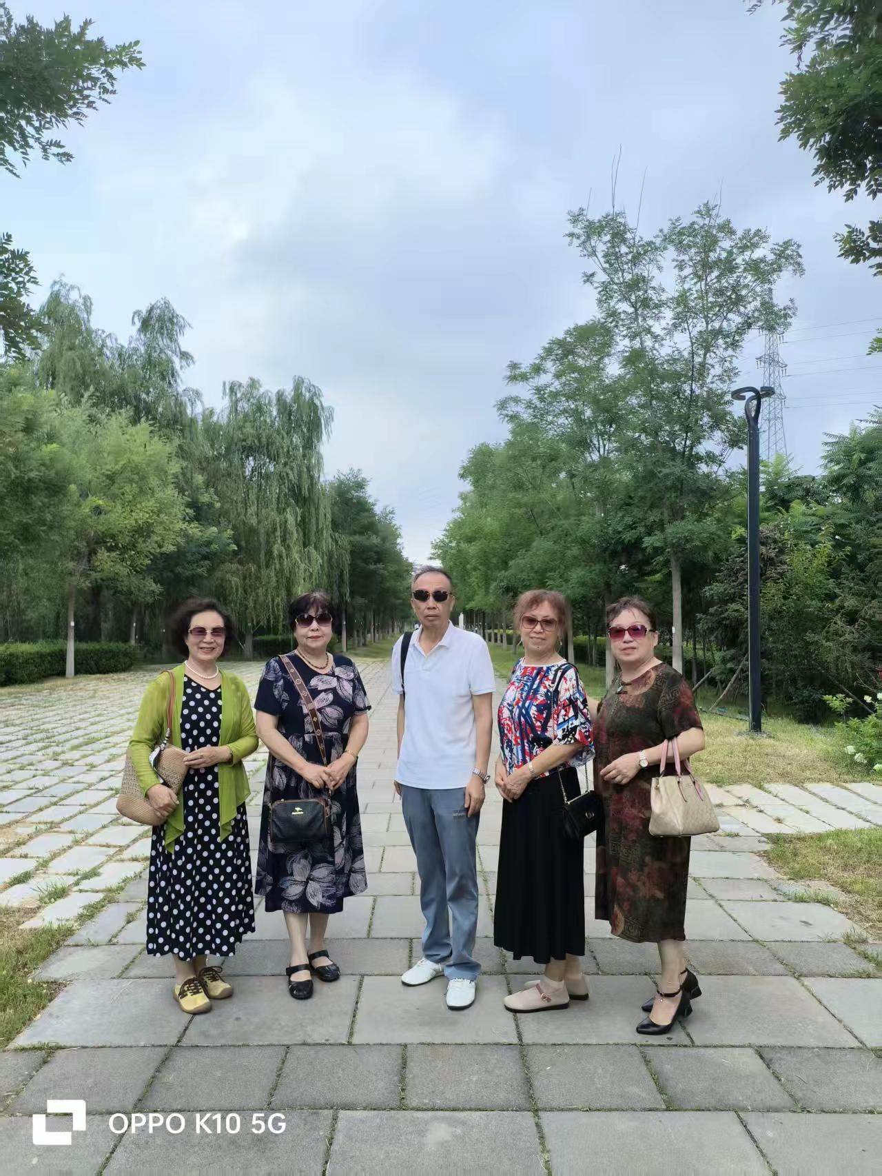 老同学相聚西湖公园