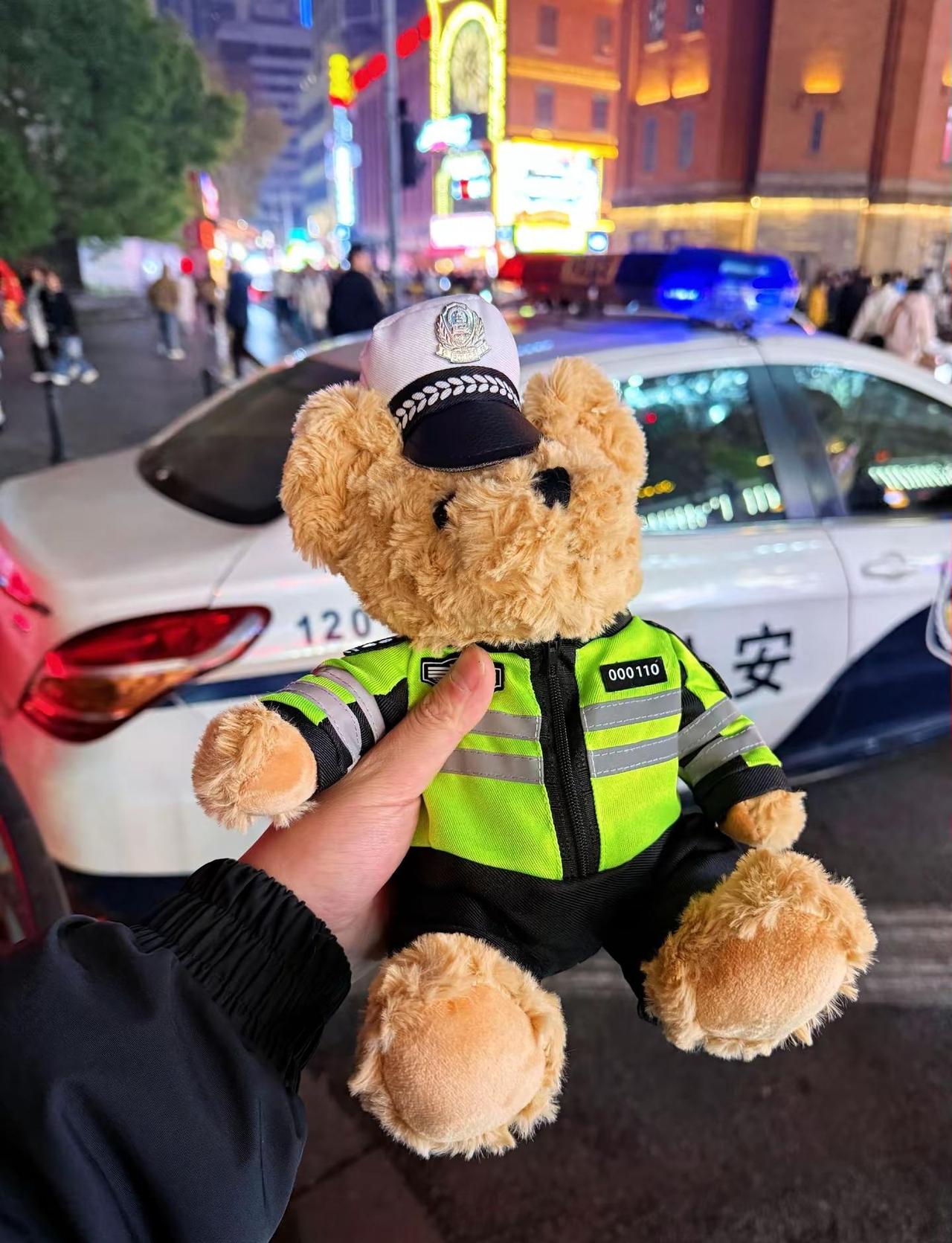 做人不能太攀比，我有交警小熊你有吗。机车 摩托车 安全出行 交警小熊