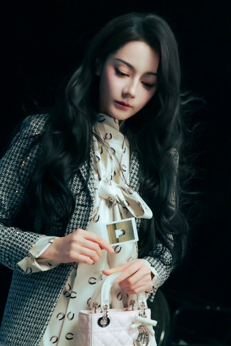 迪丽热巴给迪丽热巴的新年心意  「爱丽丝的画室」营业中 𝘛𝘪𝘮𝘦 𝘸?