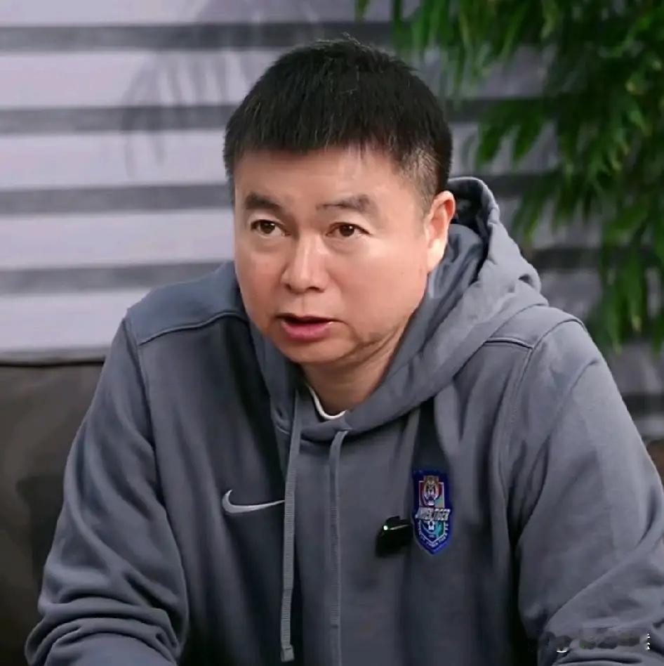 于根伟在直播间说，得知球队被扣10分时，感觉天快塌了。
他毫无准备。特别震惊。