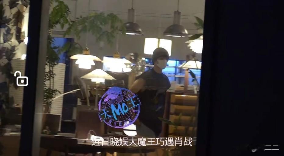 哈哈哈哈，狗仔拍肖战的日常都是干饭、逛街、工作…[笑哭][笑哭][笑哭]
近日有