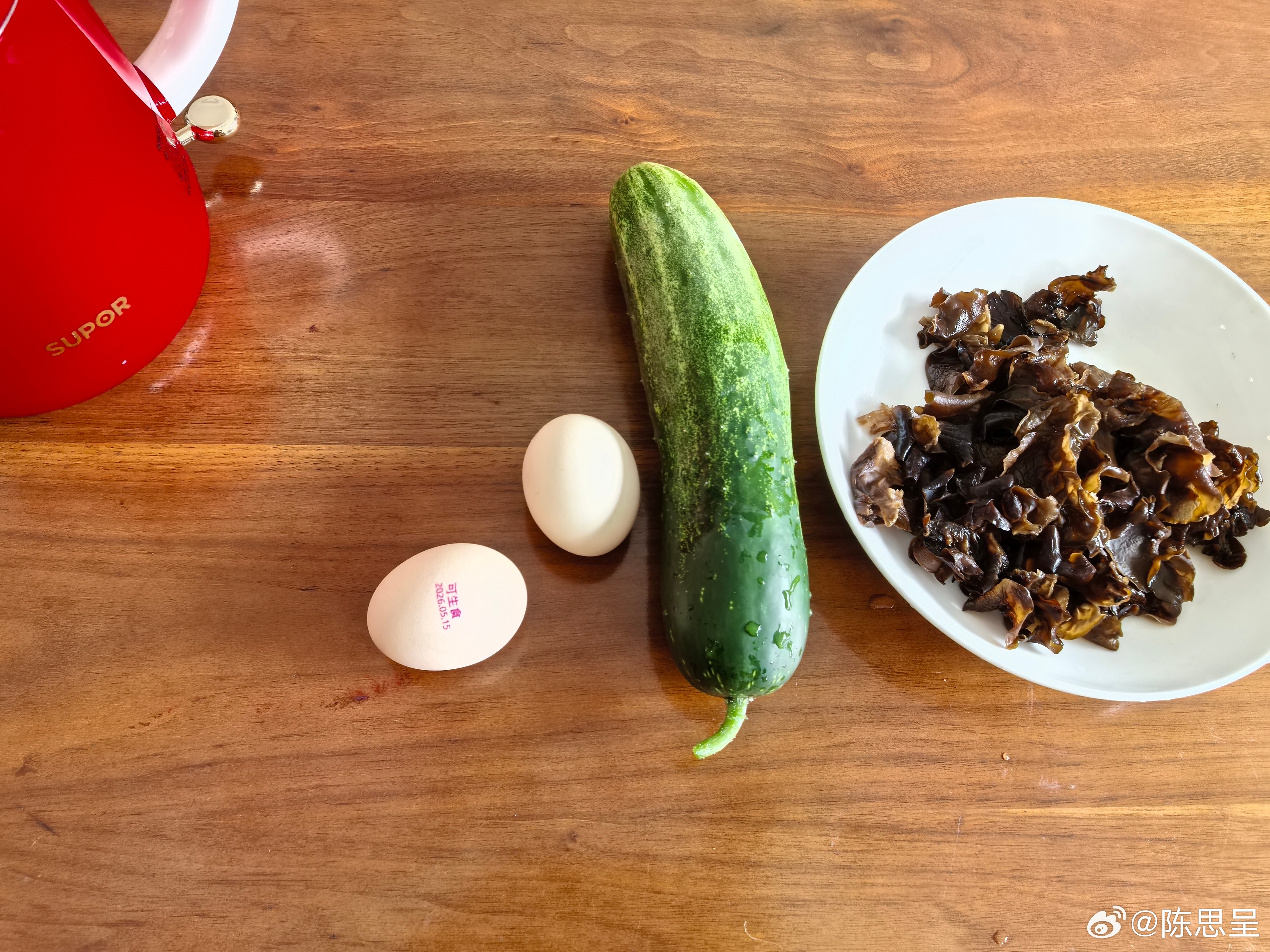 今天来做一个黄瓜木耳鸡蛋汤面 