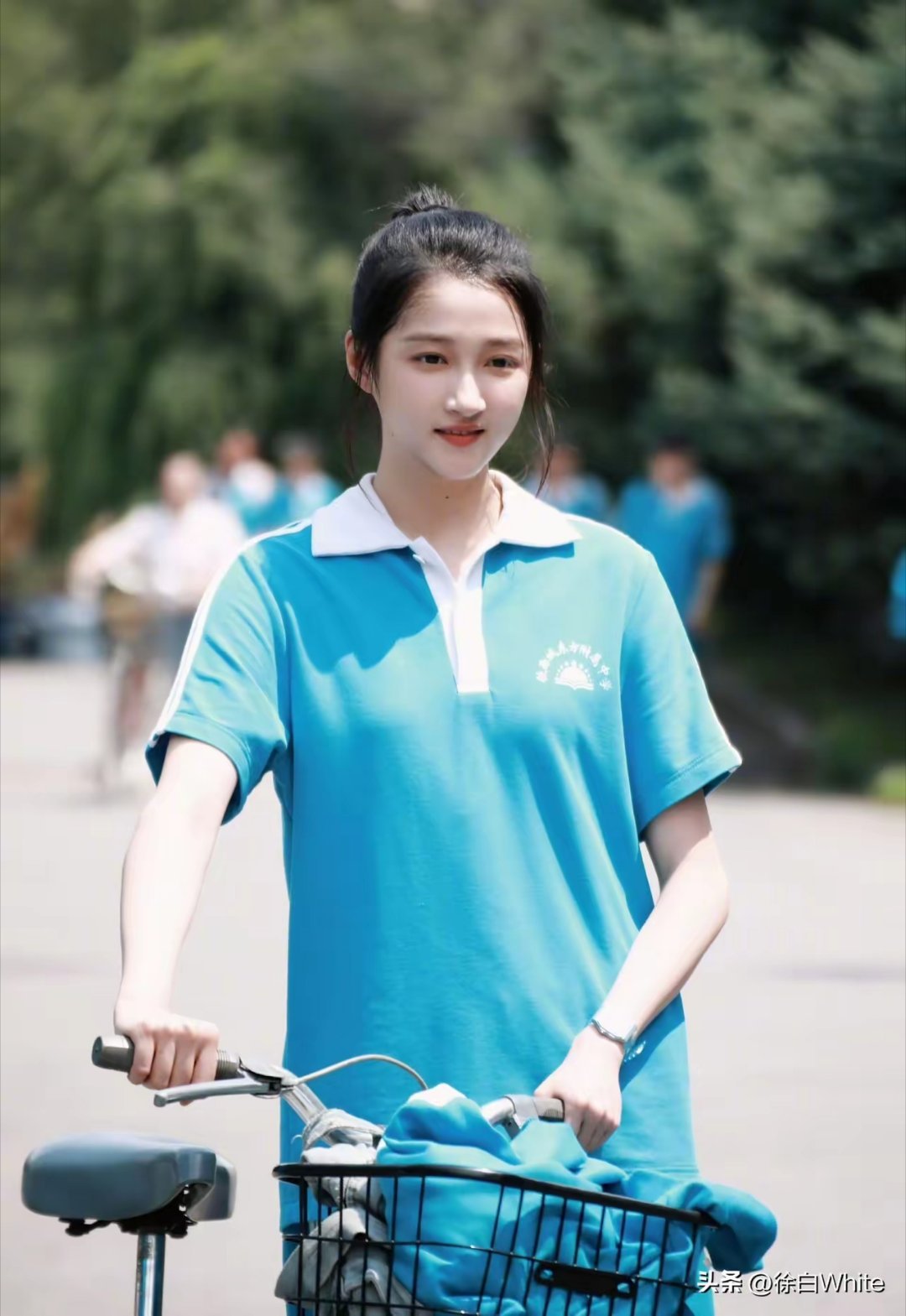 关晓彤《岁月有情时》这波有隐情啊粉丝心疼她戏份被狂删、人设被魔改得招骂，维权讨个