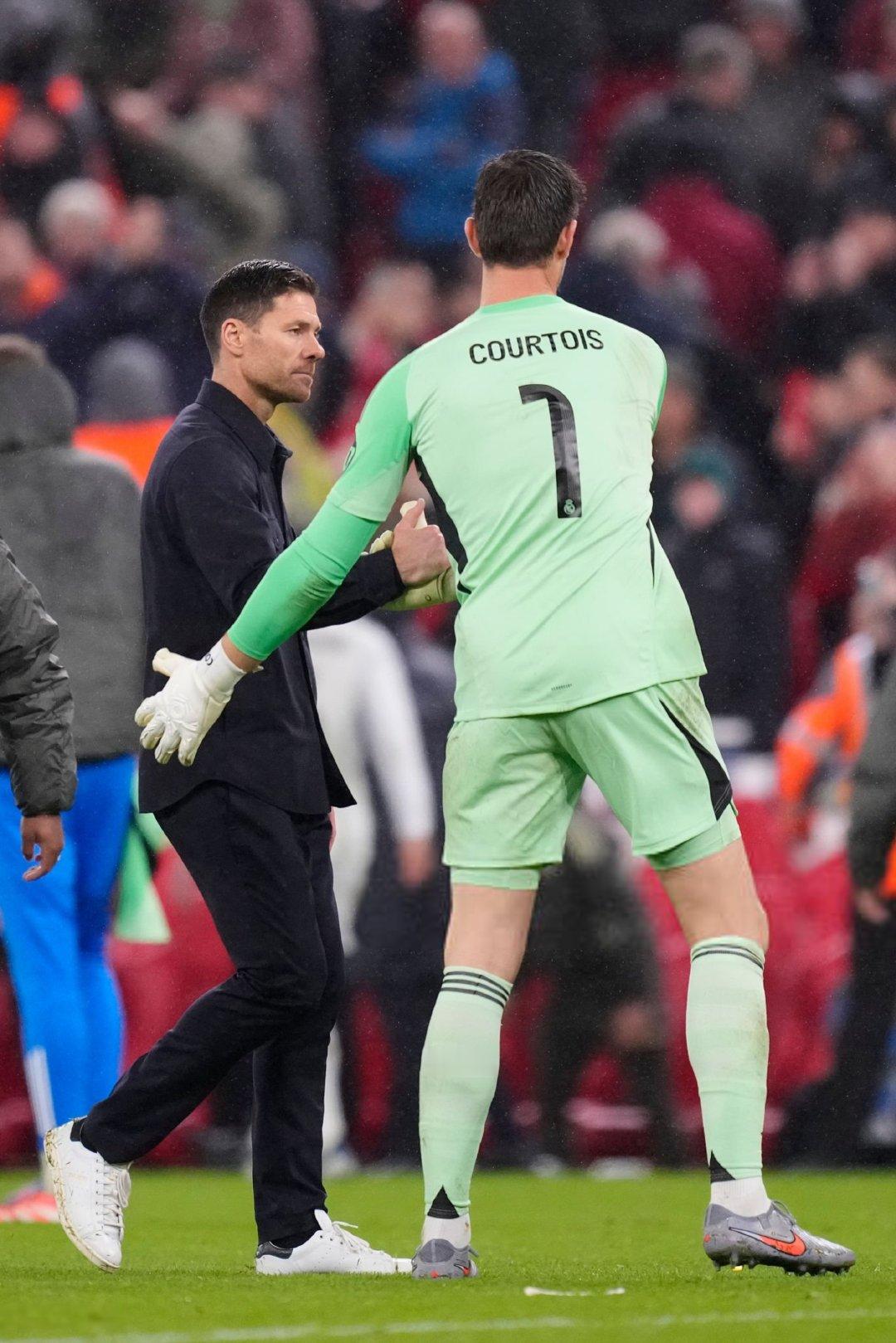 库尔图瓦：“怀念安切洛蒂执教的时刻？两段时期不一样，氛围也不同。对有些球员来说，