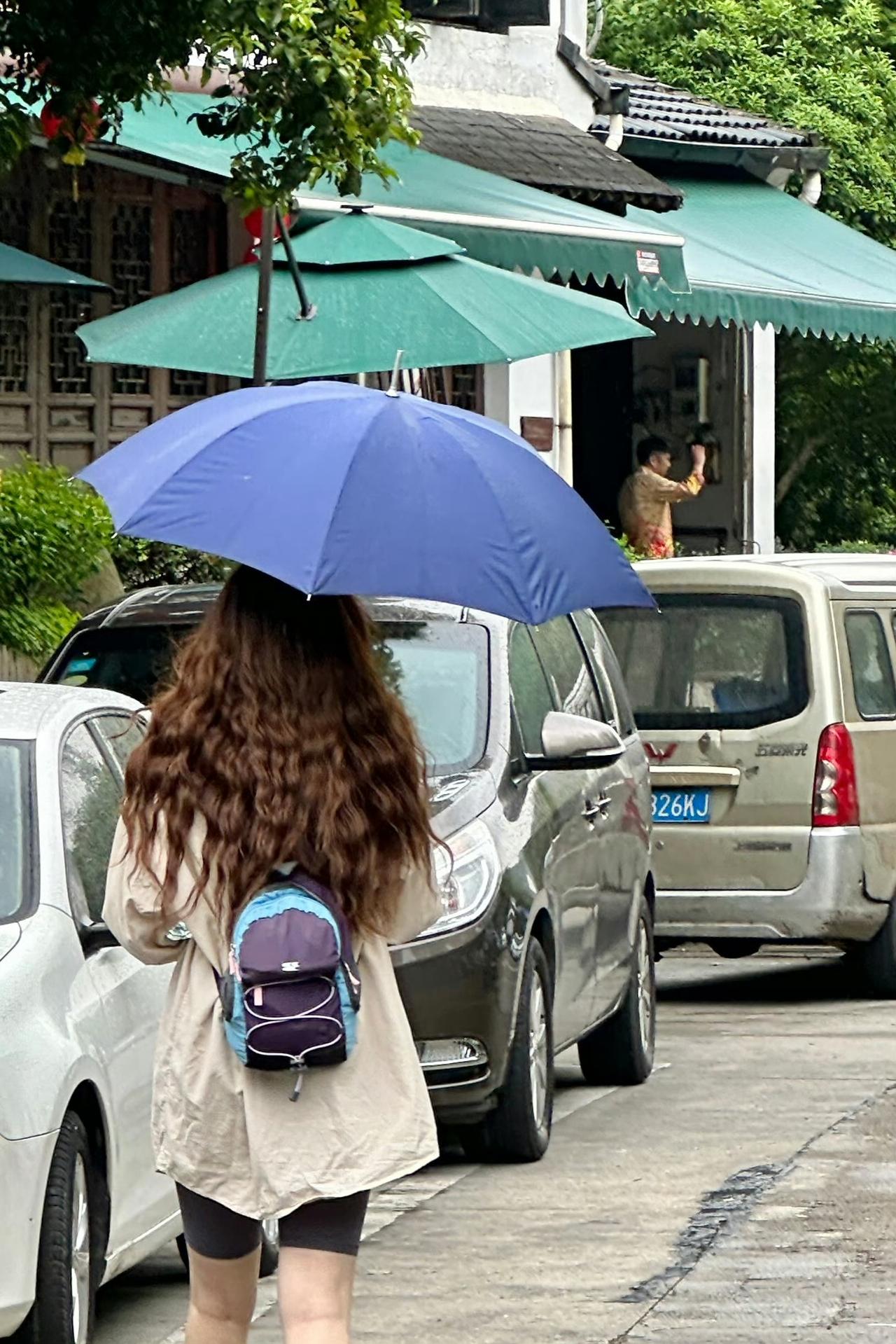 其实很累，一直在考虑以后的生活，脾气在改,性格在变，话也越来越少。