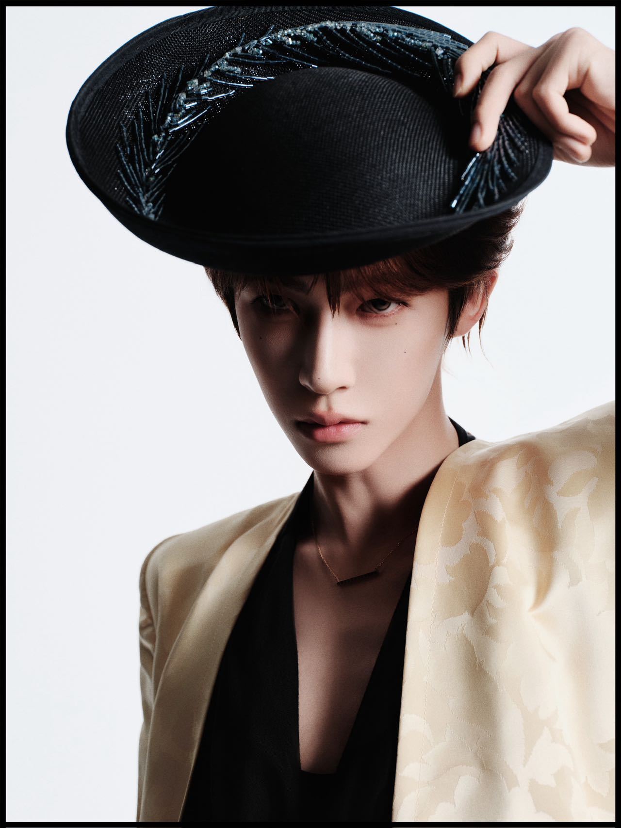 刘宇黄金时代爵士高定微博视界大会出发图太绝啦！纪梵希古董高定上身，鎏金光芒勾勒独