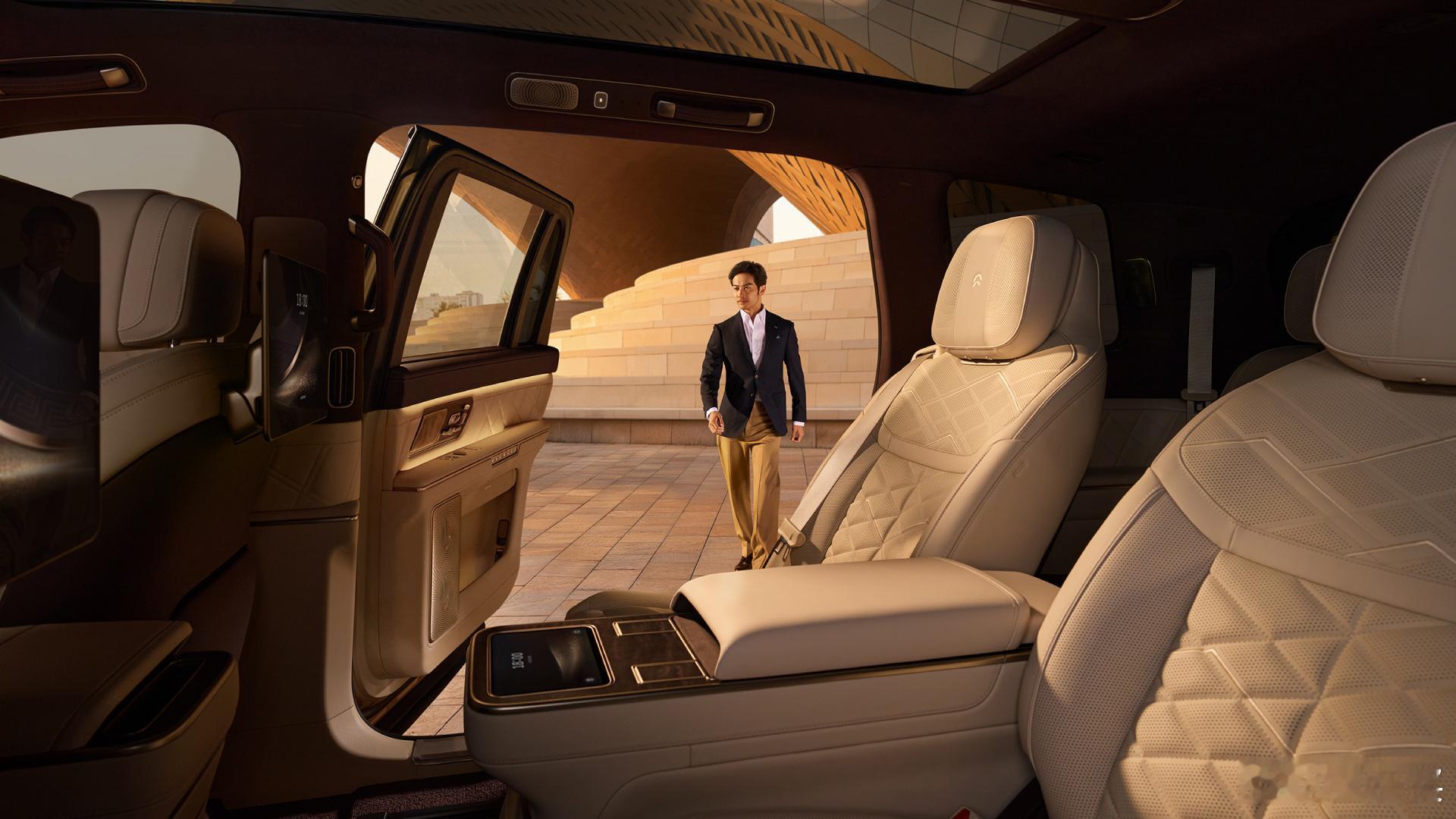 ES9再次给商务场景拍了一组图片。其实ET9商务场景的那组片，也是这位大哥。ES