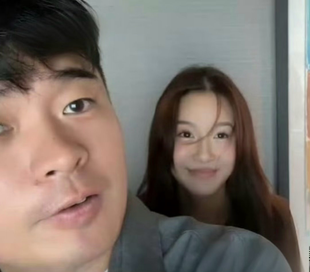陈赫的老婆首次露脸，终于不藏着掖着的了，挺可爱的很般配 