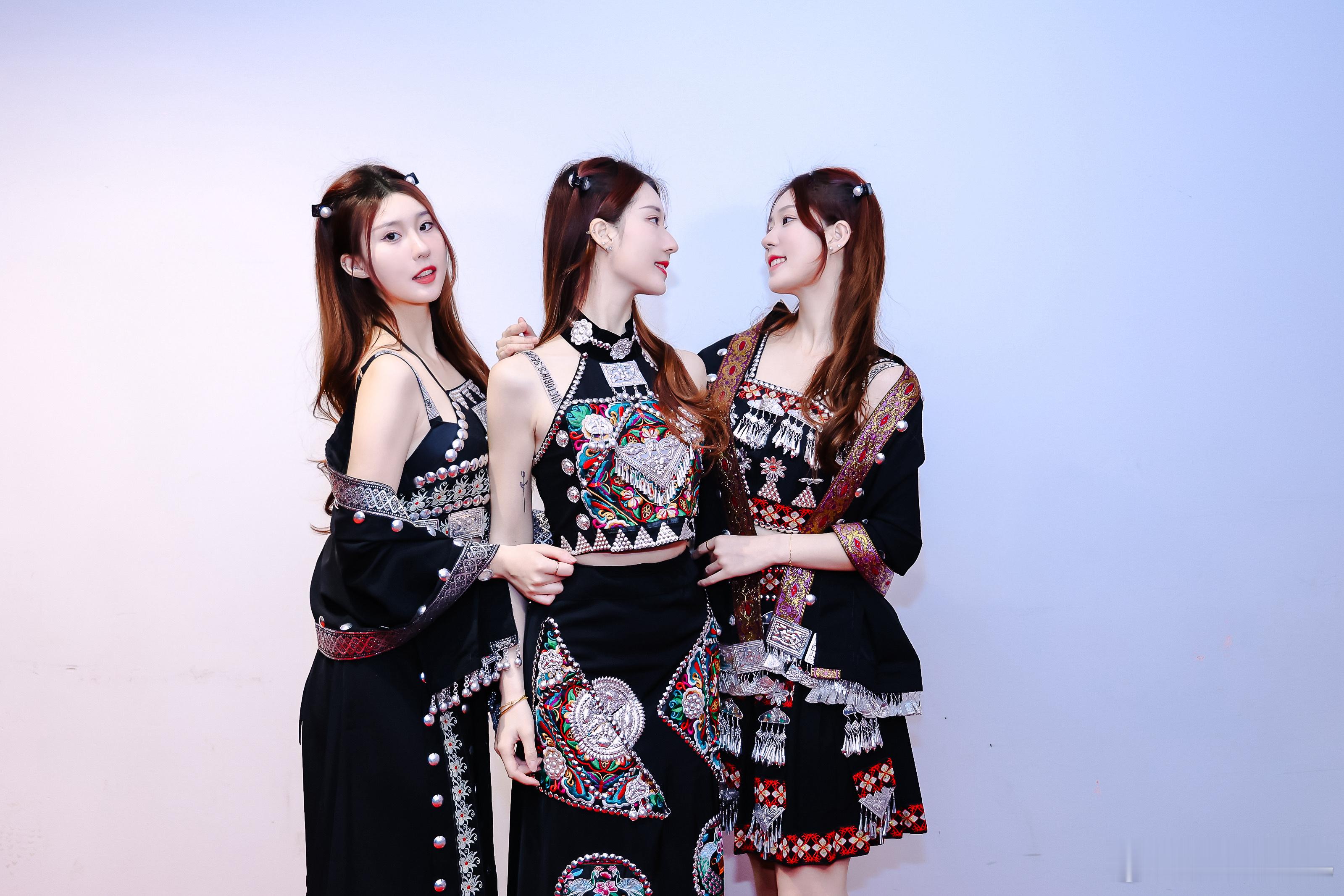 今天是什么造型：哈尼宝贝来啦～#今天穿什么##哈尼##三胞胎碧星梦# ​​​