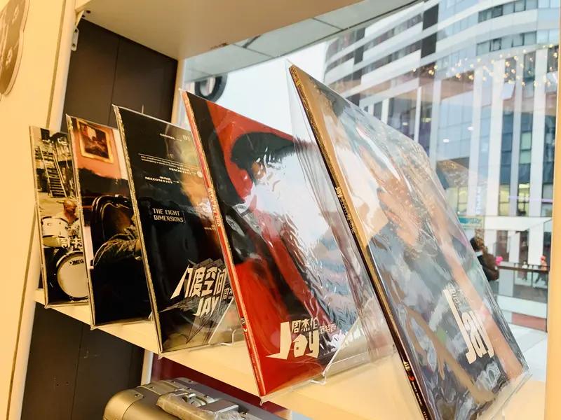 今天突然发现一个现象，实体唱片购买的人越来越少，网上下载音乐，音乐应用软件越来越